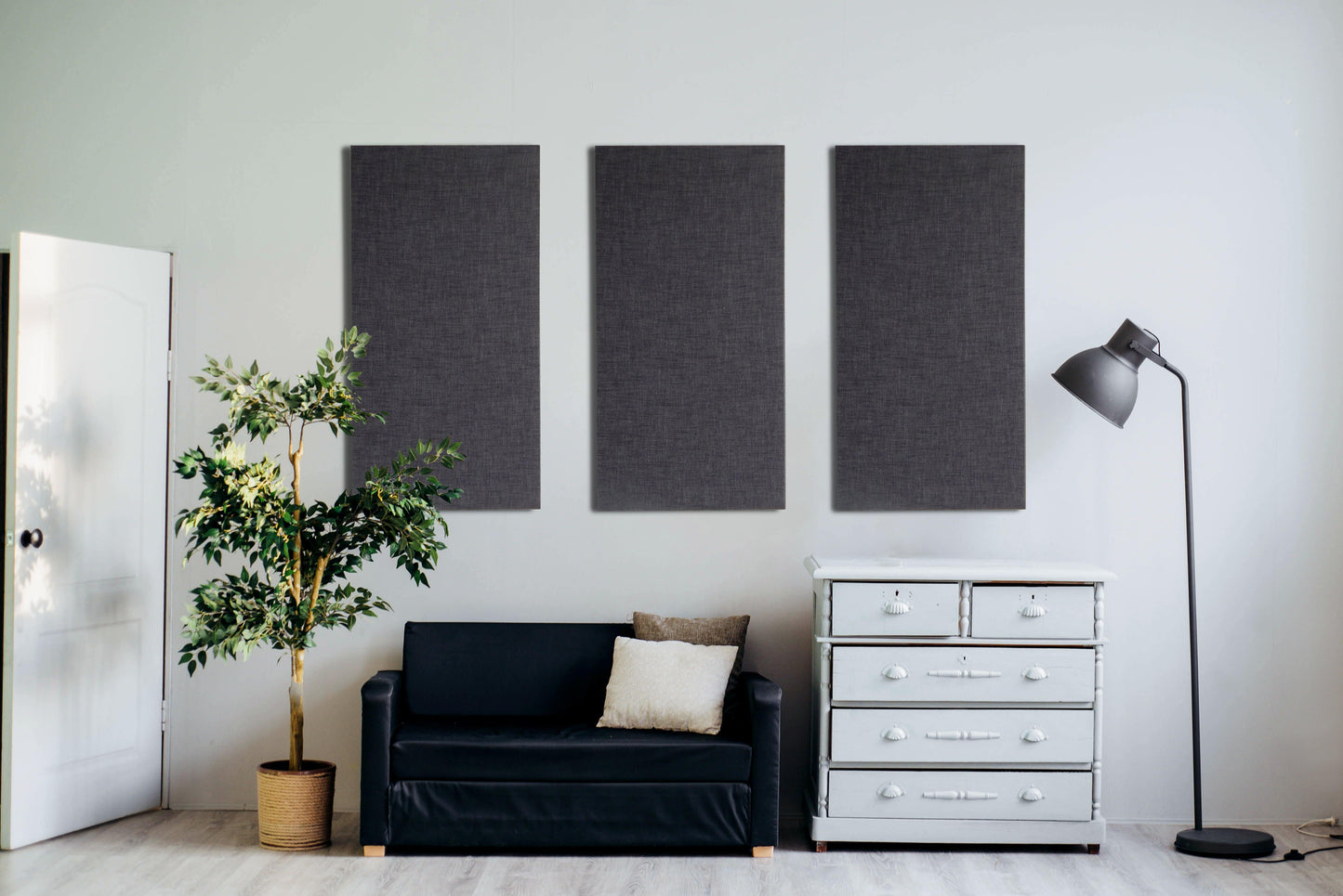 Interieur met drie akoestische wandpanelen spijkerstof