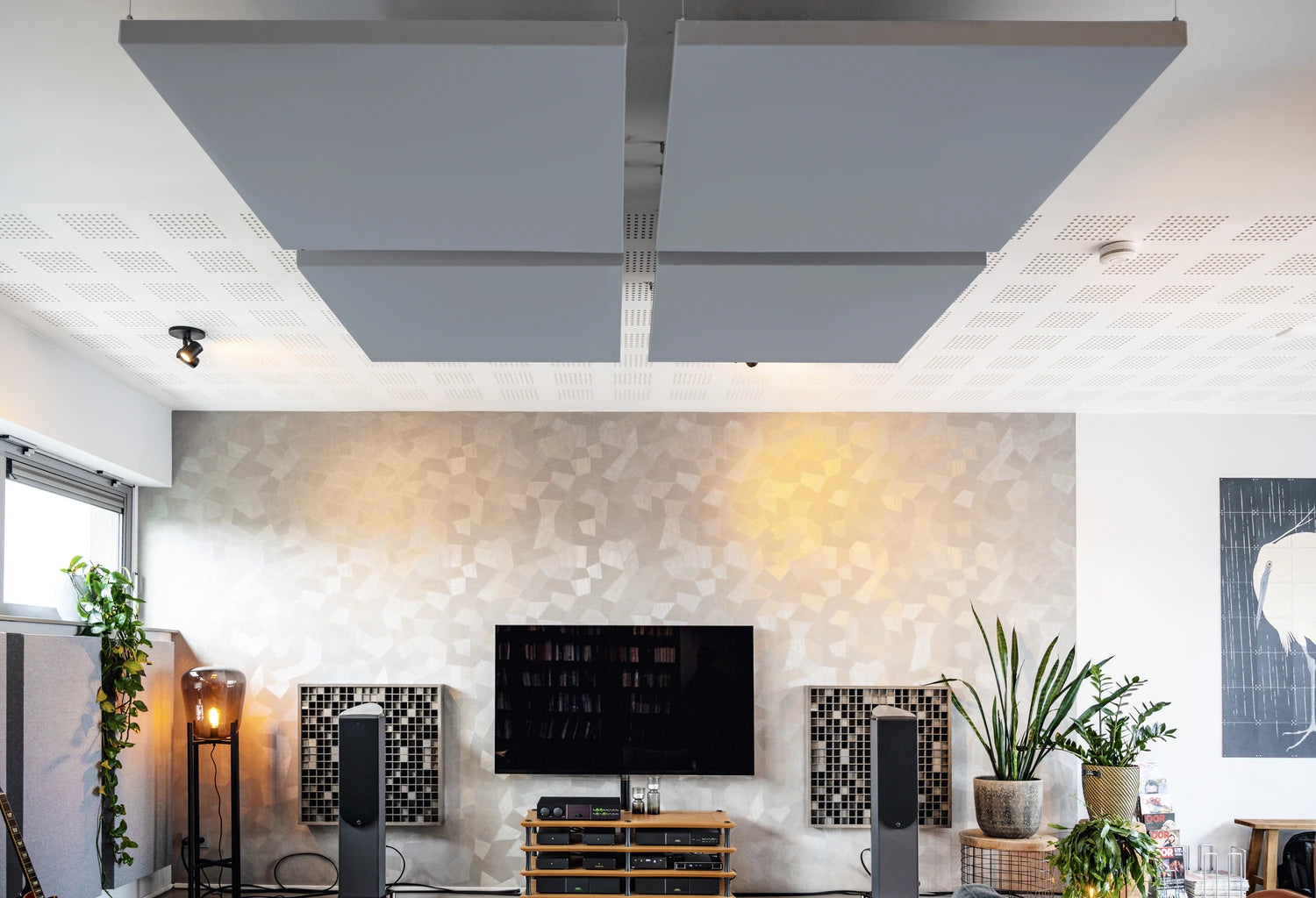 Huiskamer met grijze akoestische plafondpanelen