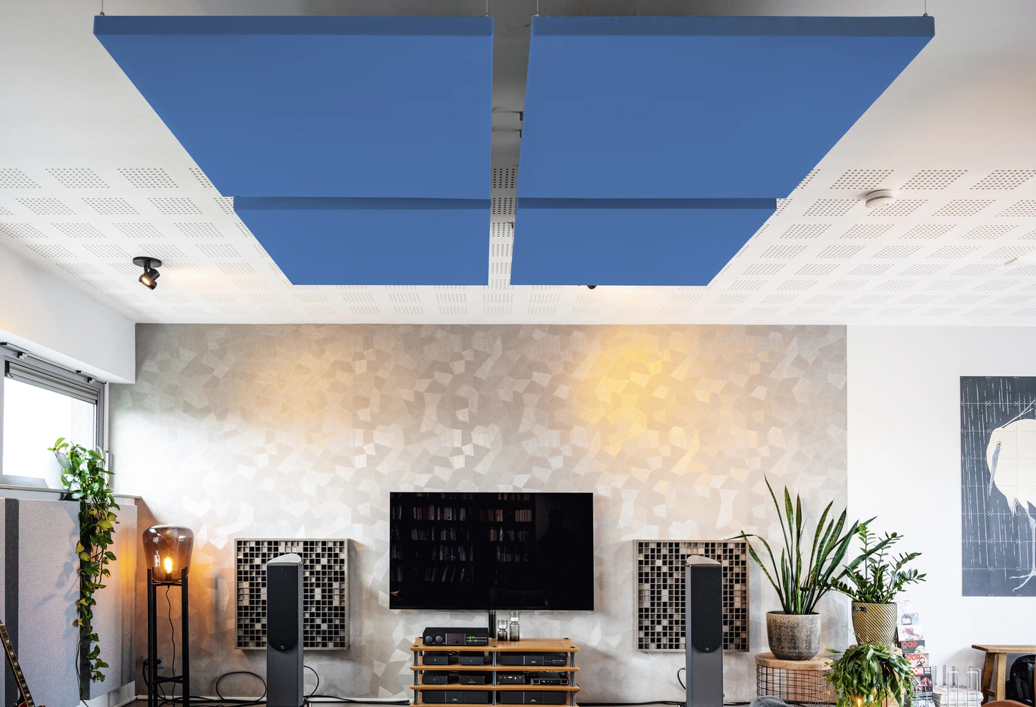 Blauw akoestisch plafondpaneel in huiskamer