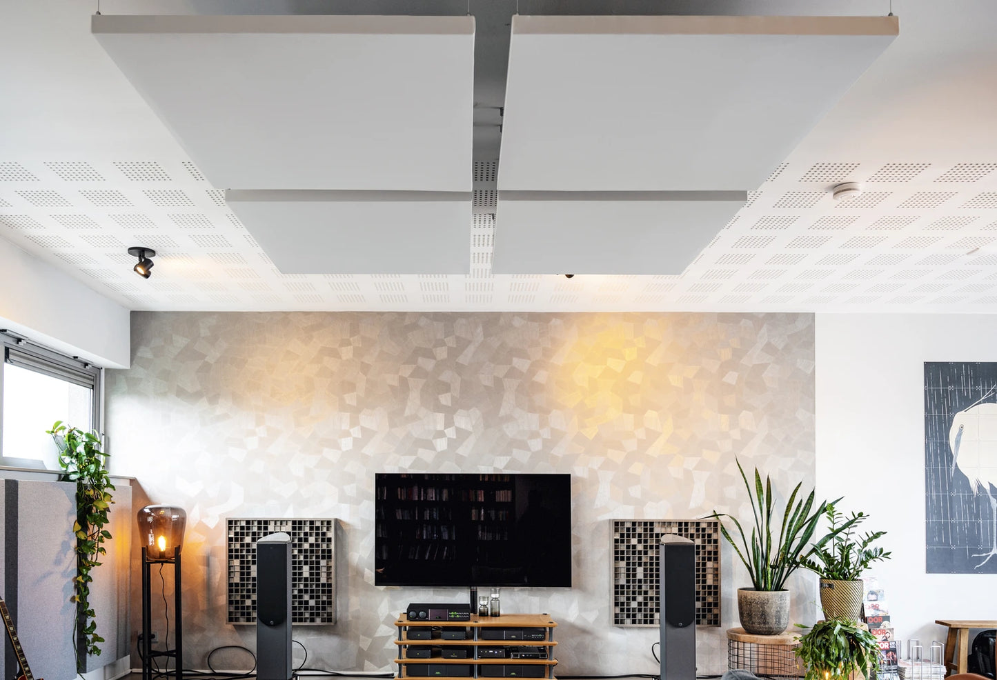 Lichtgrijs akoestisch plafondpaneel in huiskamer