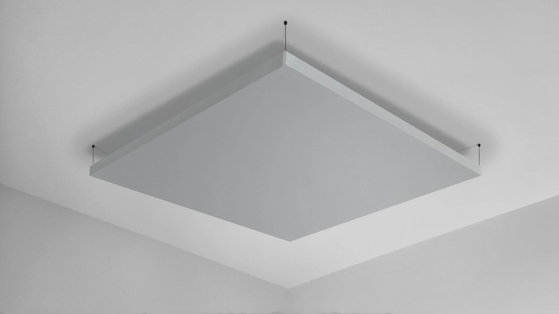 Lichtgrijs akoestisch plafondpaneel met zwart ophangsysteem