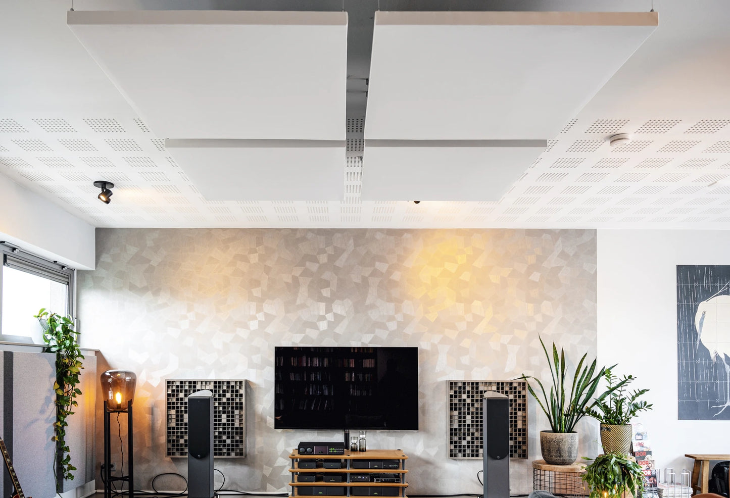 Wit akoestisch plafondpaneel in huiskamer