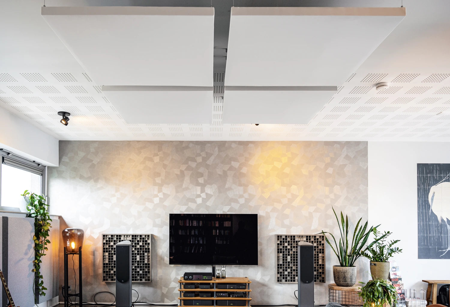 Wit akoestisch plafondpaneel in huiskamer