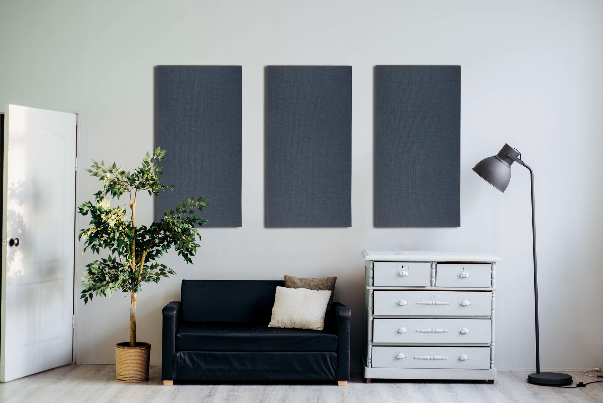 Interieur met donkergrijze akoestische wandpanelen