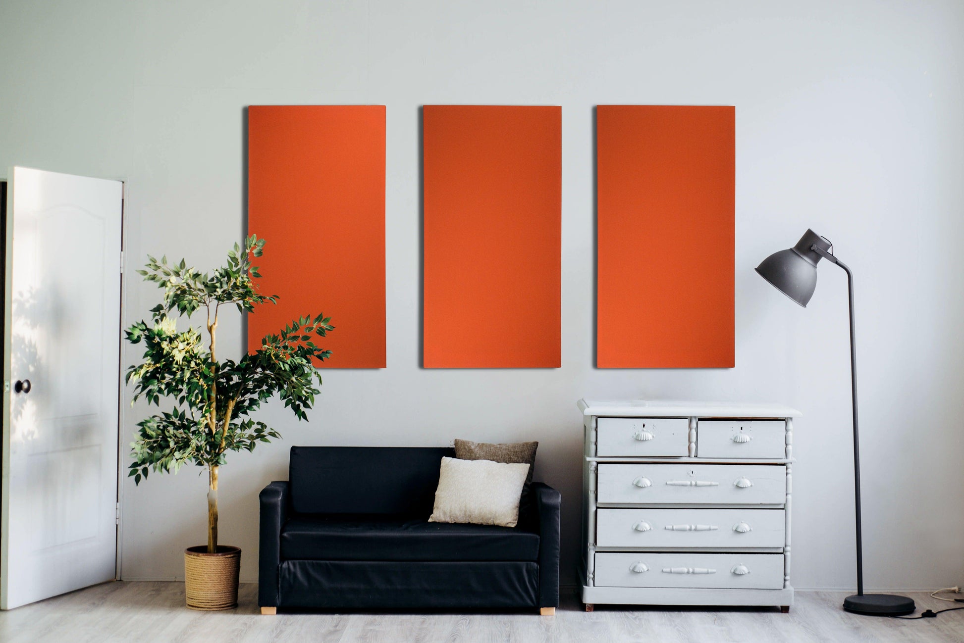 Interieur met oranje akoestische wandpanelen