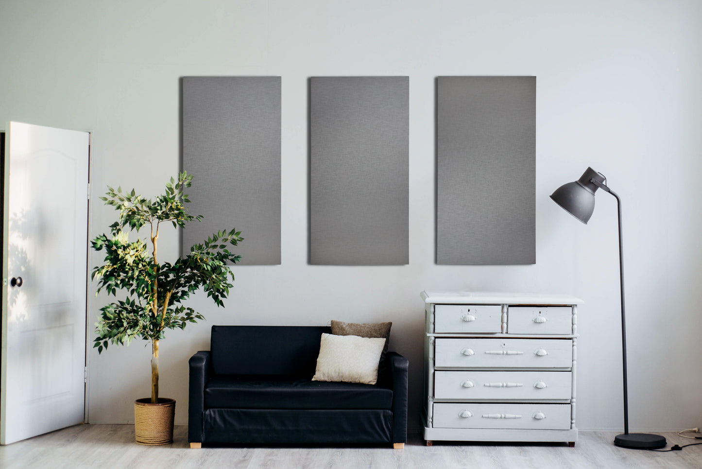 Interieur met drie akoestische wandpanelen in linnen
