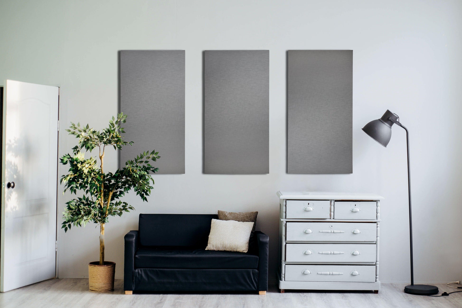 Interieur met drie akoestische wandpanelen in linnen