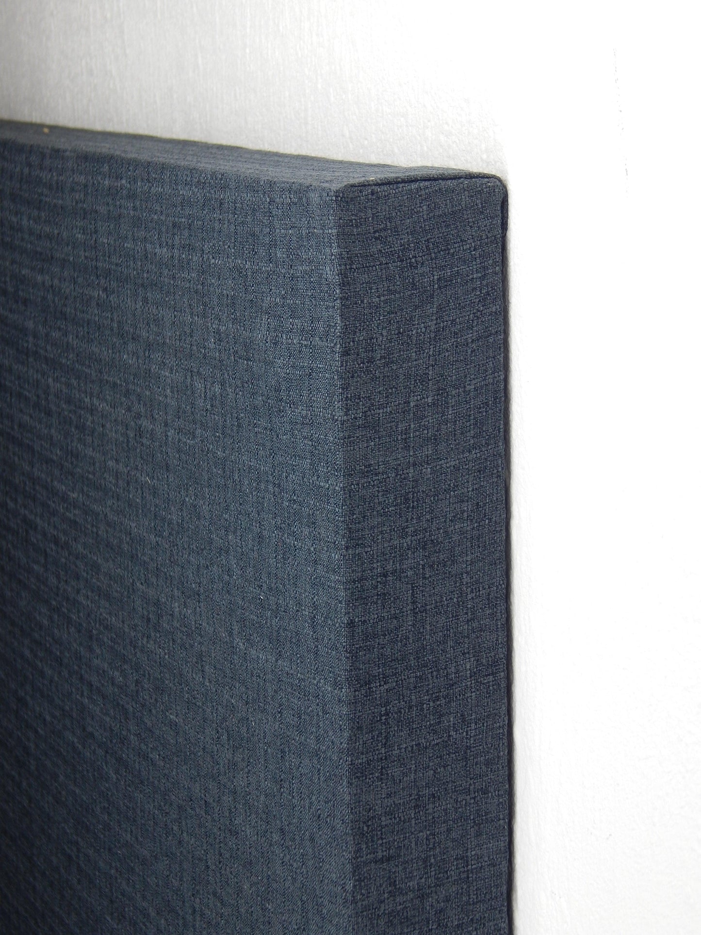 Close up donkergrijs akoestisch wandpaneel patroon