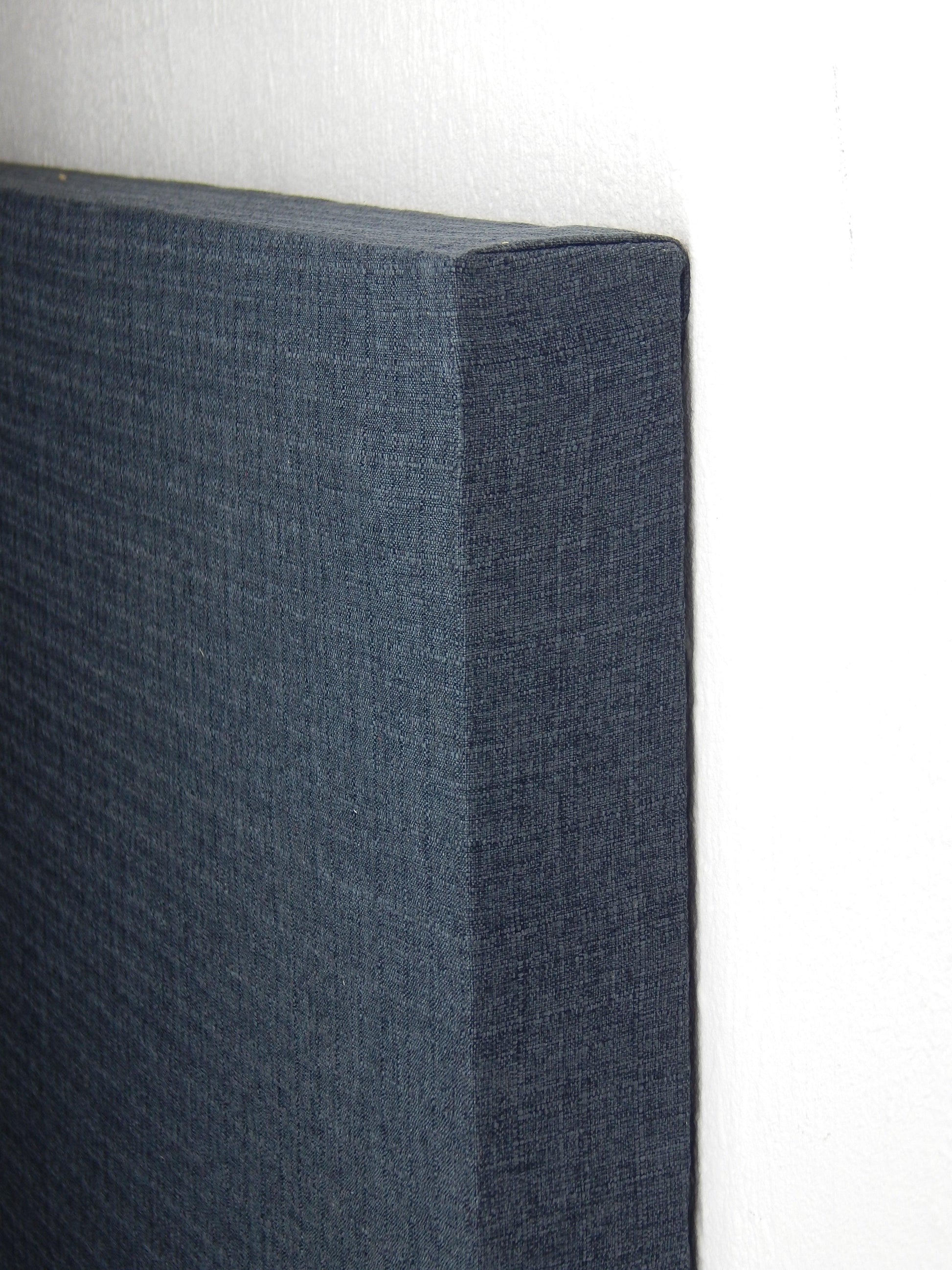 Close up donkergrijs akoestisch wandpaneel patroon