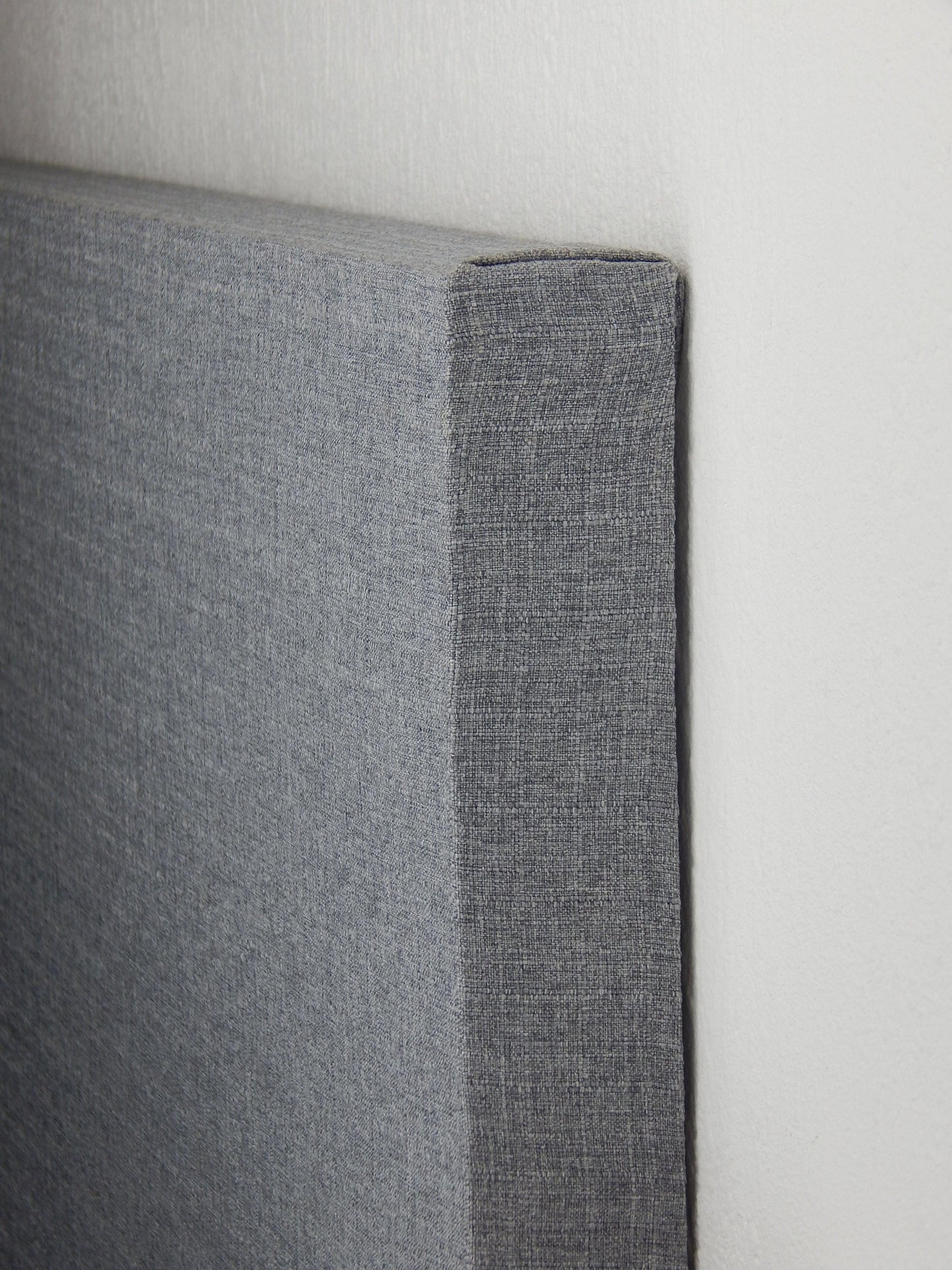 Close up lichtgrijs akoestisch wandpaneel met patroon