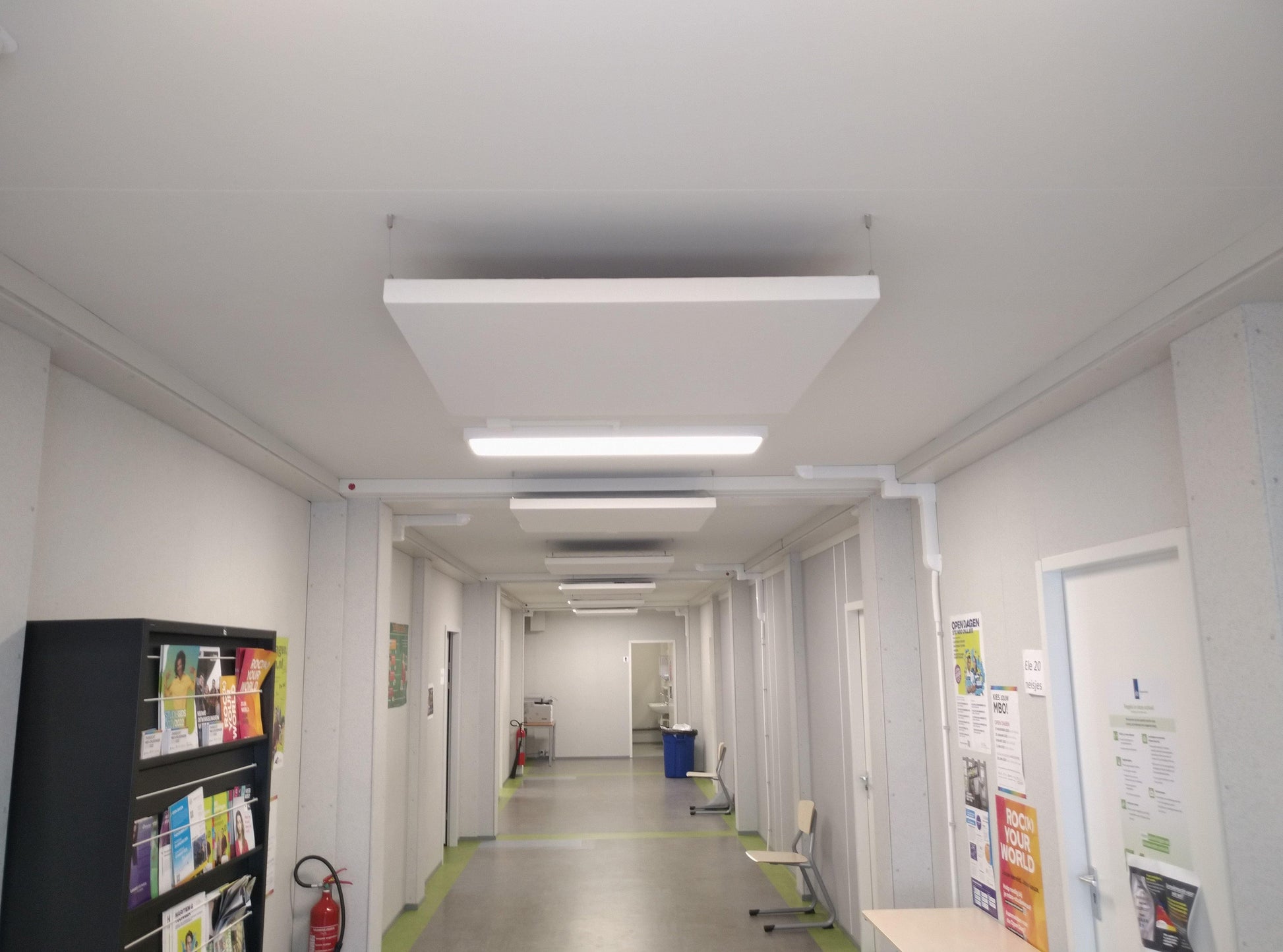Wit akoestisch plafondpaneel in gang school