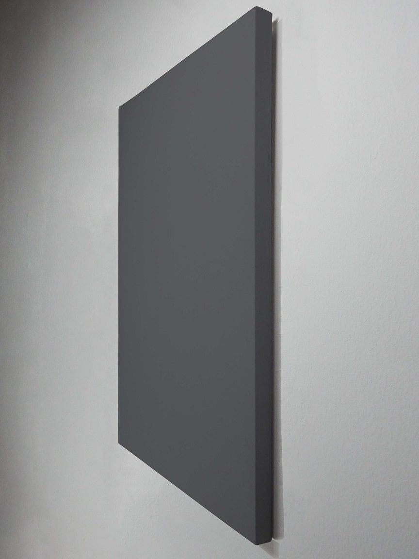 Donkergrijs akoestisch scherm aan wand