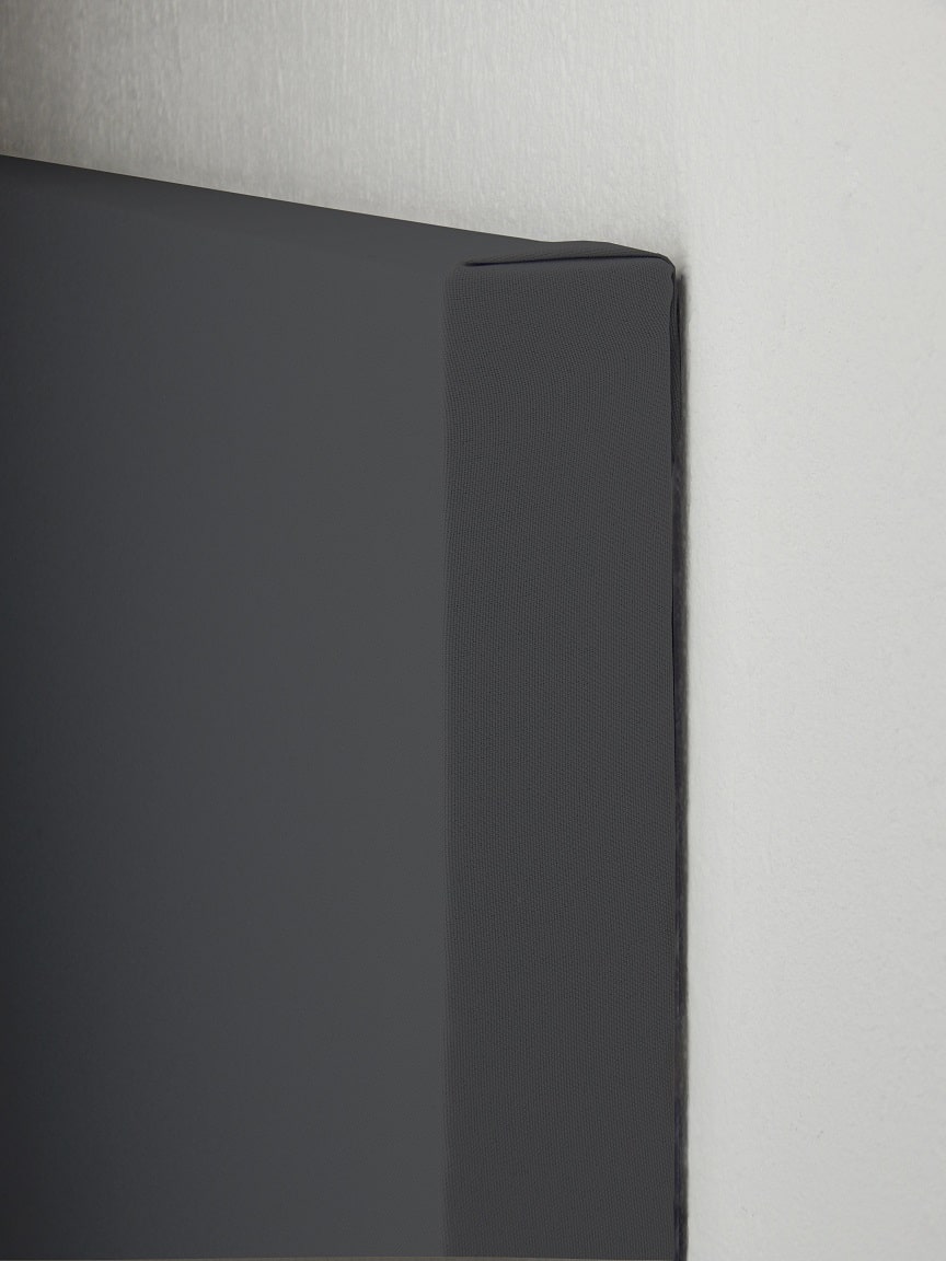 Close up van donkergrijs akoestisch scherm